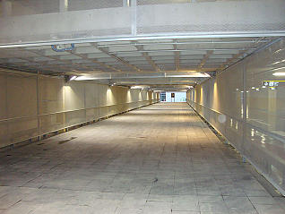 El pas de vianants interior, situat en el nou aparcament, que facilita l'accés ràpid a altres estacionaments. <br/>