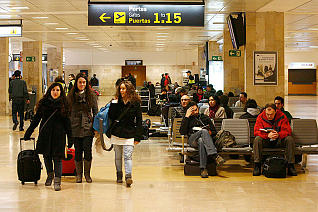 Viatgers a la terminal gironina, una imatge habitual.<br/>