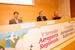 El director de l'aeroport de Girona, Lluís Sala, al mig de la 
taula durant una de les ponències de les Jornades.<br/>
